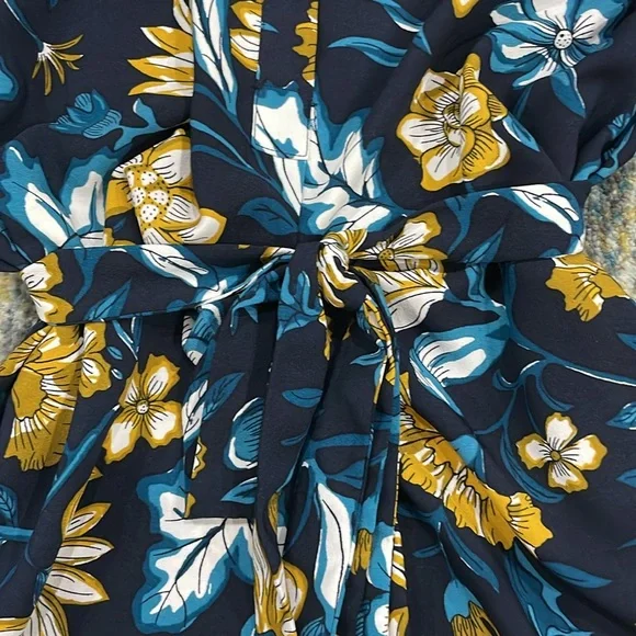 Like New LOFT Dress Blue Gold White Design Size XXS
Petite - Picture 4 of 5